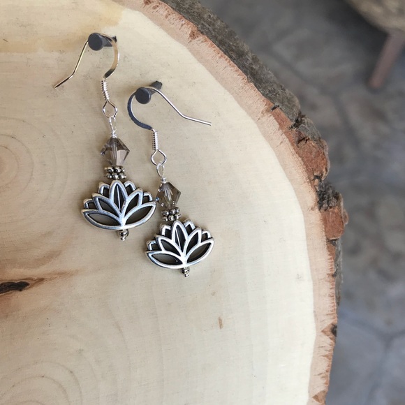 🎉3x$18🎉Lotus flower earrings - Picture 2 of 2